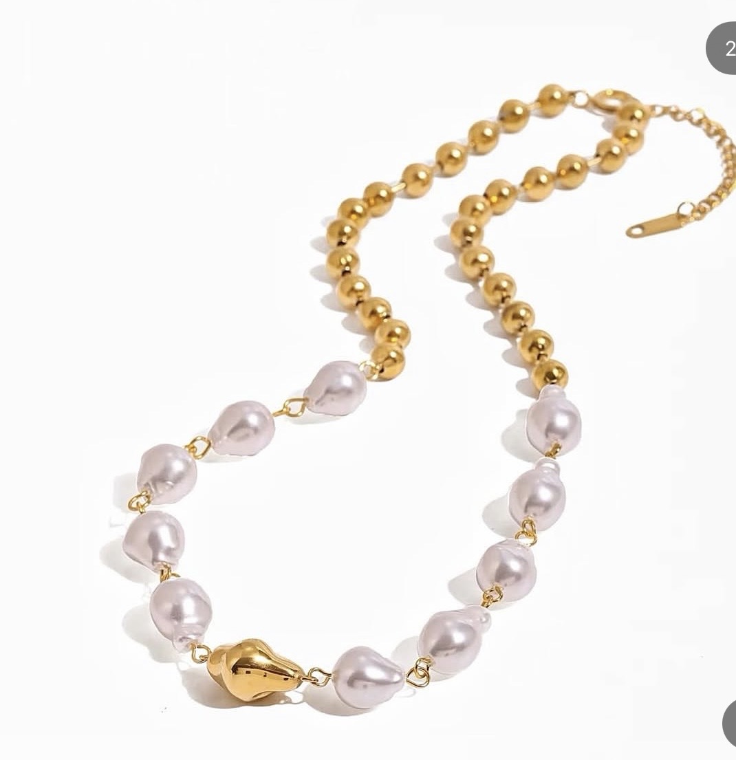 Leticia pearl necklace