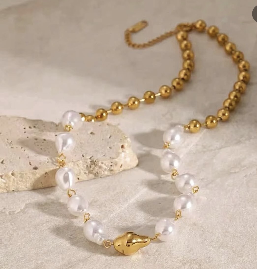 Leticia pearl necklace